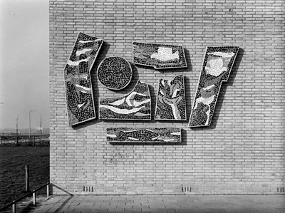 87221 Afbeelding van de geveldekoratie 'De Zeven Scheppingsdagen' tegen de linker kopgevel van de Da Costaschool ...